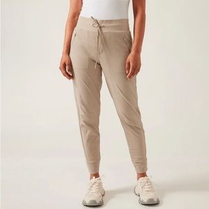 NWT Athleta Trekkie North Jogger Tan Drawstring Waist Pockets, Size 0